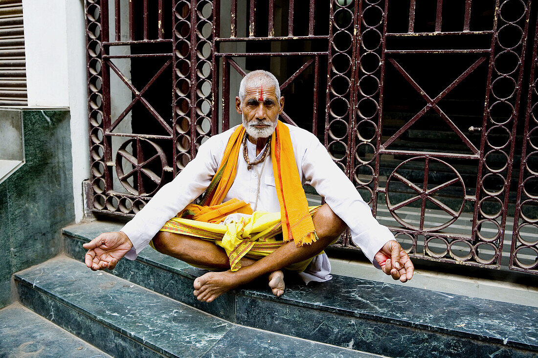 Sadhu (Hindu Holy Man), Varanasi, Uttar Pradesh, India