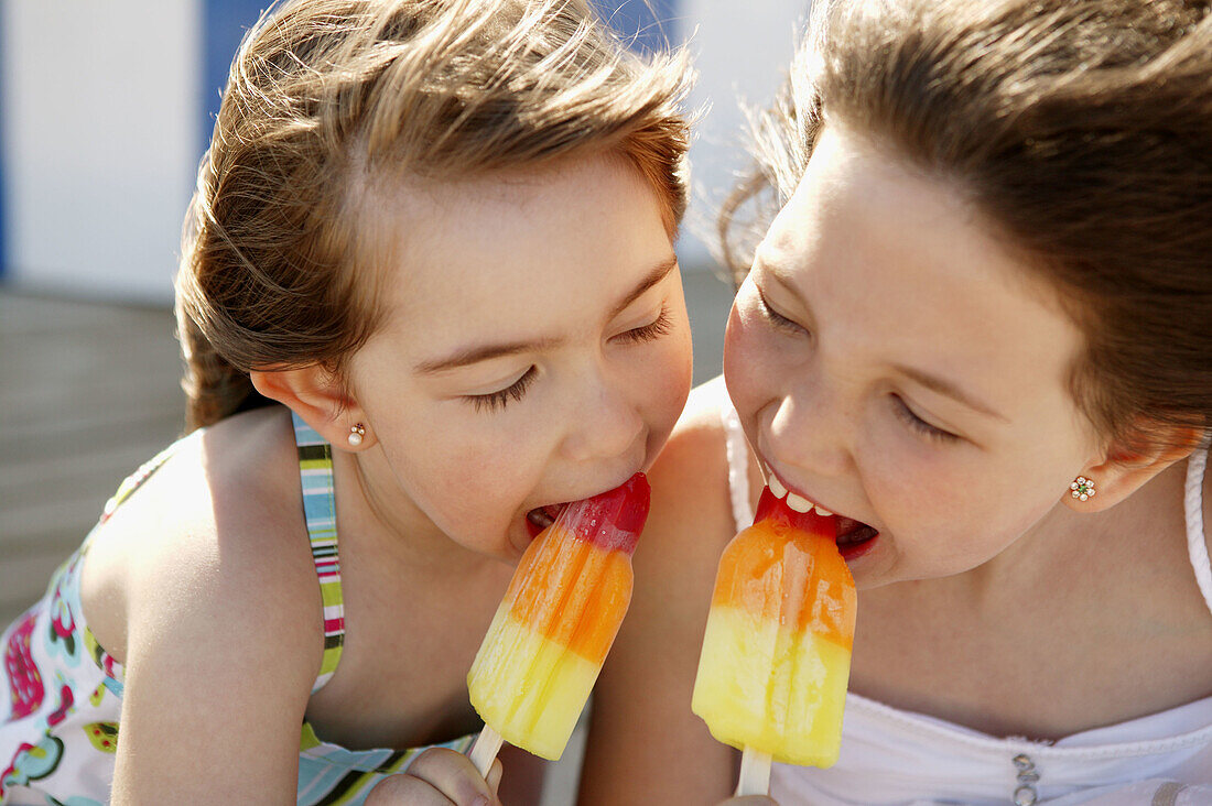 Sommer 2 Mädchen haben Spaß mit einem Eis