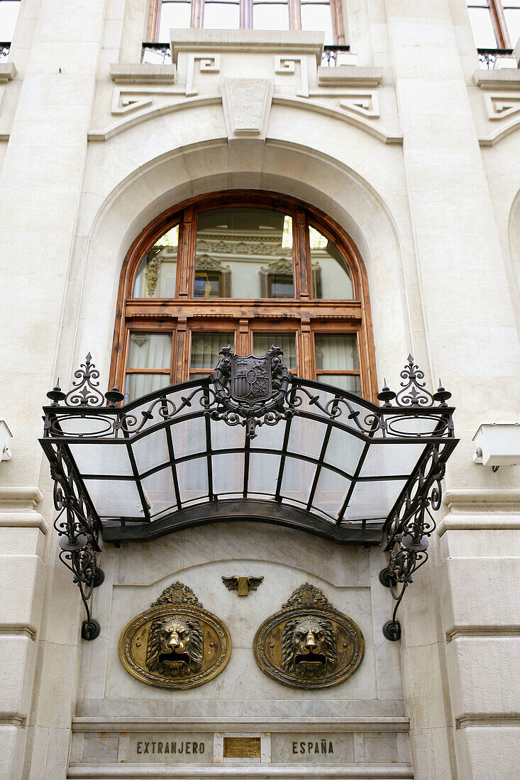 Correos Briefkästen mit goldenen Löwen in Valencia