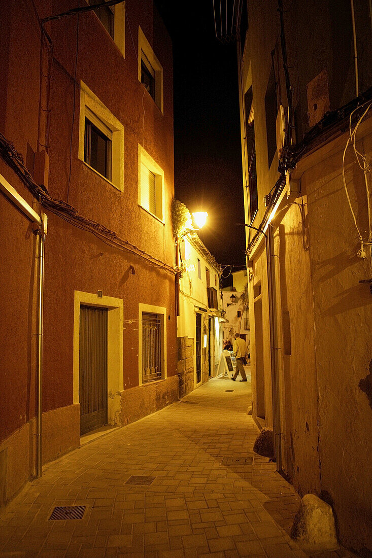 Das Dorf Denia im nächtlichen Licht