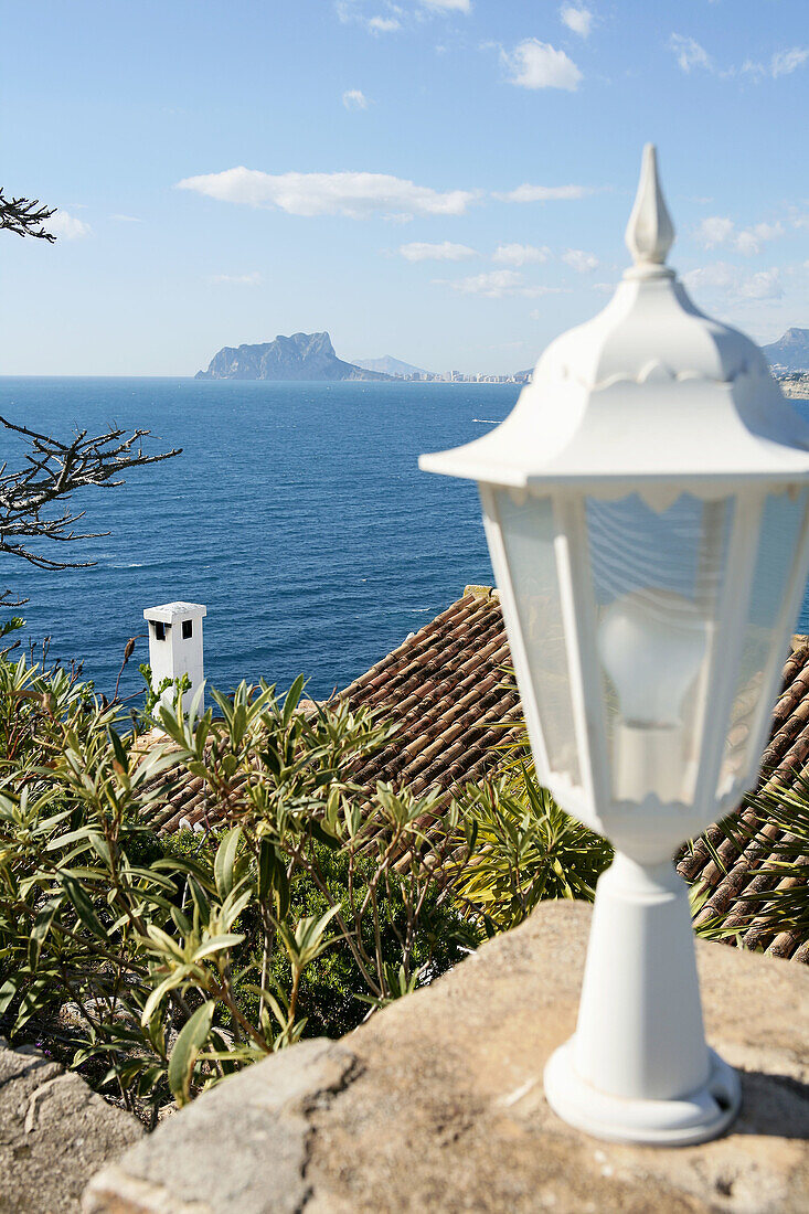 Berghäuser mit mediterraner Landschaft