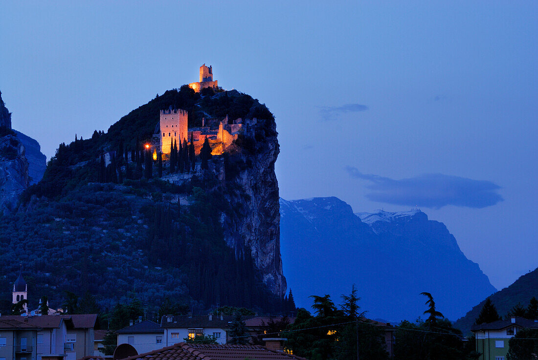 Beleuchtete Burgruine bei Nacht, Arco, Trentino-Südtirol, Italien