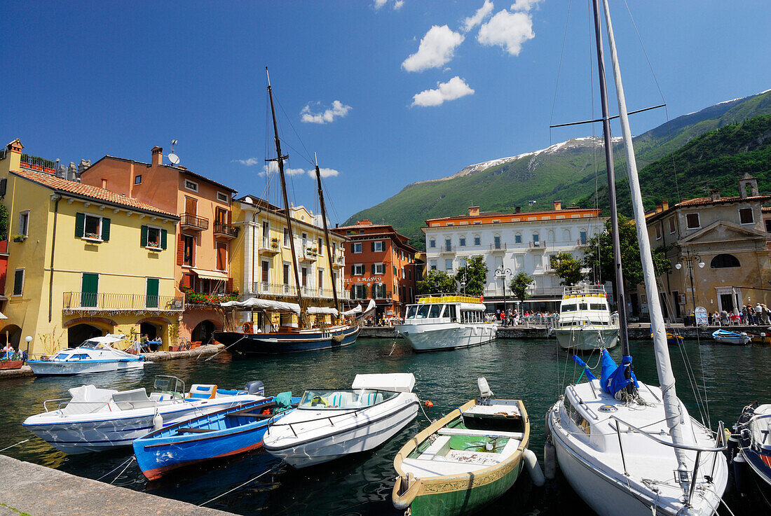 Boote im Hafen, Malcesine, Veneto, Italien