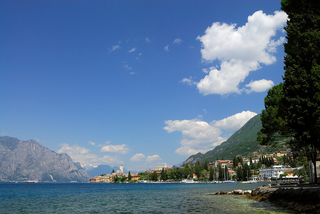 Blick über den Gardasee auf Malcesine mit Scaligerburg, Malcesine, Veneto, Italien