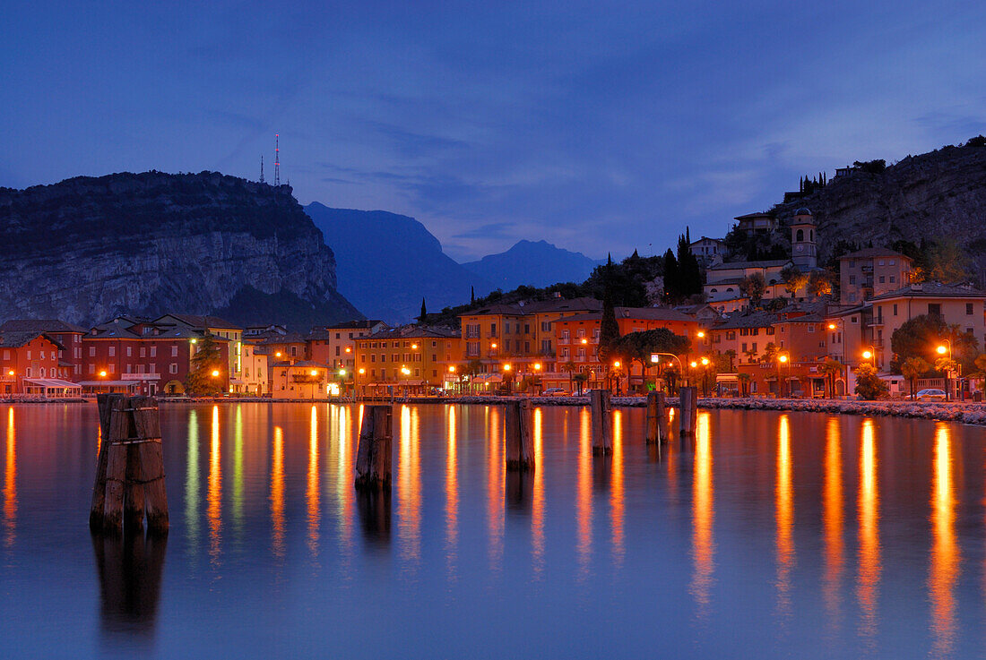 Blick über Gardasee auf Nago-Torbole bei Nacht, Trentino-Südtirol, Italien