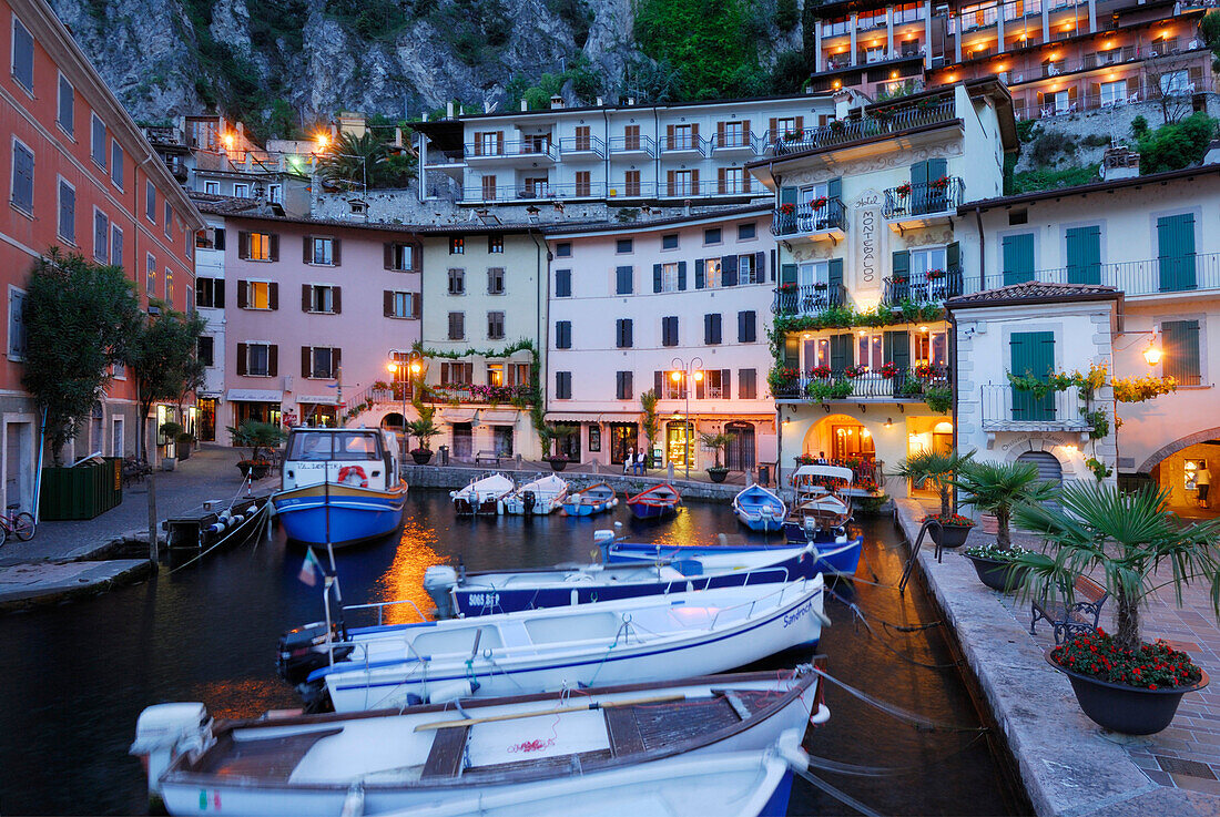 Boote im Hafen am Abend, Limone sul Garda, Lombardei, Italien