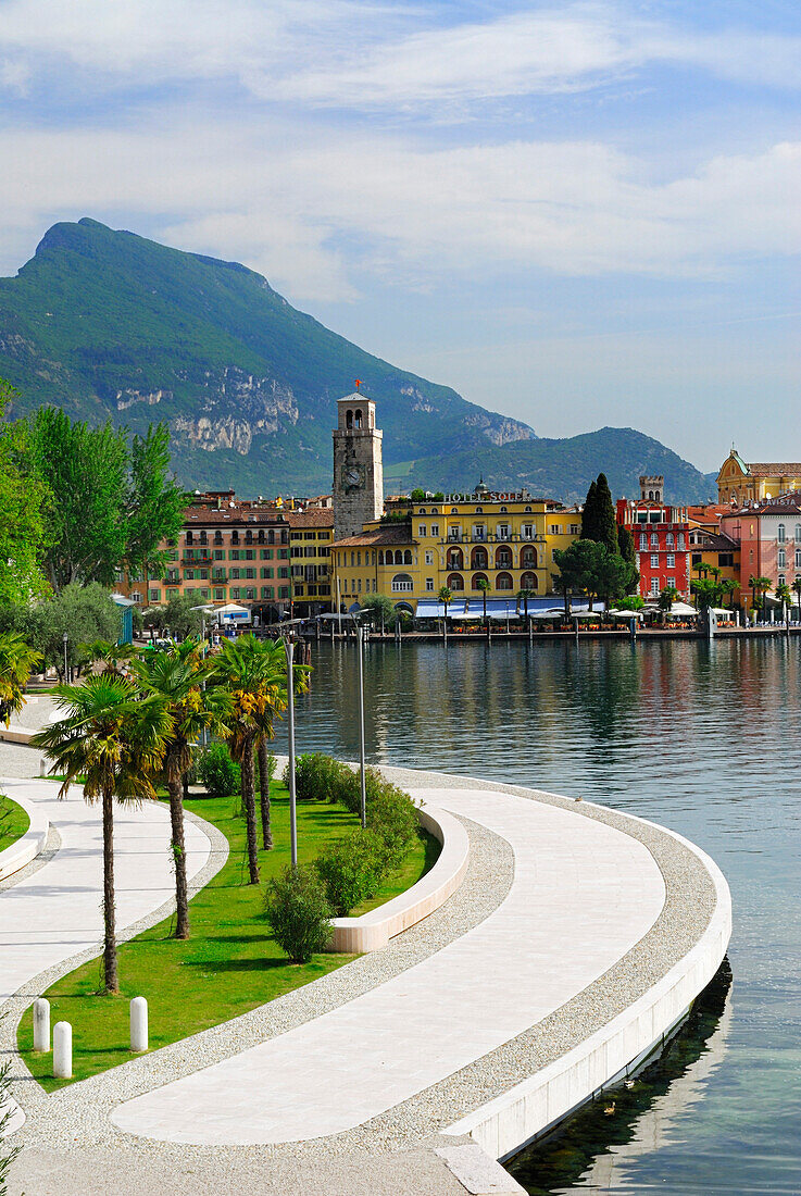 Seepromenade am Gardasee, Riva del Garda, Trentino-Südtirol, Italien