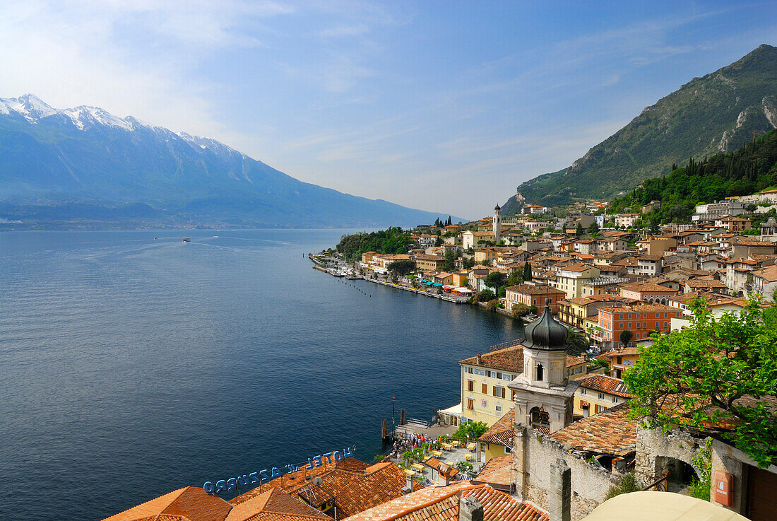 Blick auf Limone sul Garda am Gardasee, Lombardei, Italien