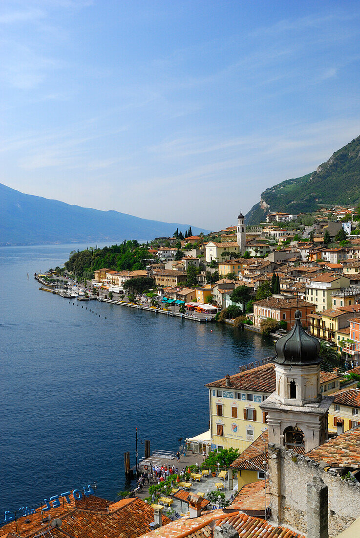 Blick auf Limone sul Garda am Gardasee, Lombardei, Italien