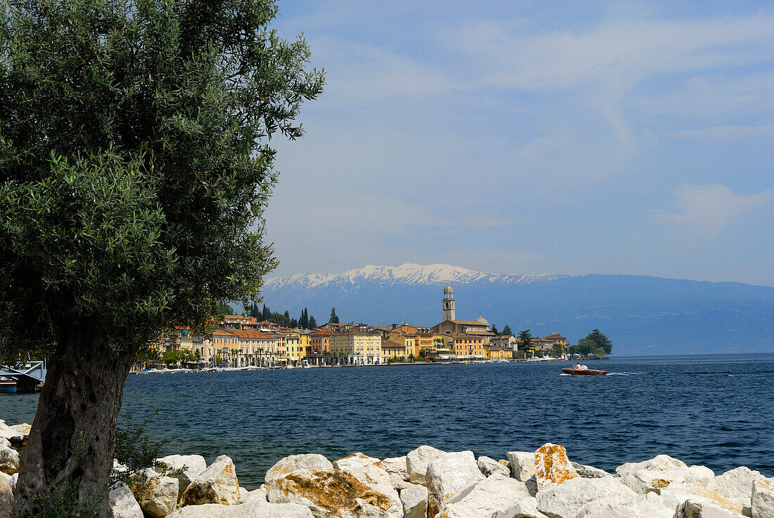 Blick über den Gardasee auf die Altstadt von Salo, Lombardei, Italien