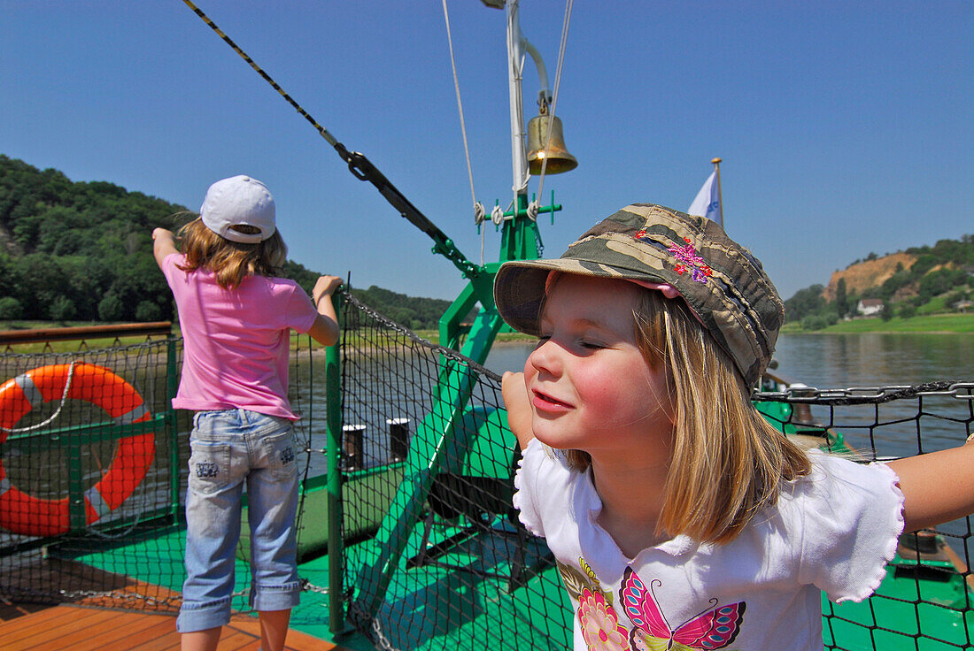 Zwei Mädchen auf einem Dampfschiff, Elbe, Meissen, Sachsen, Deutschland