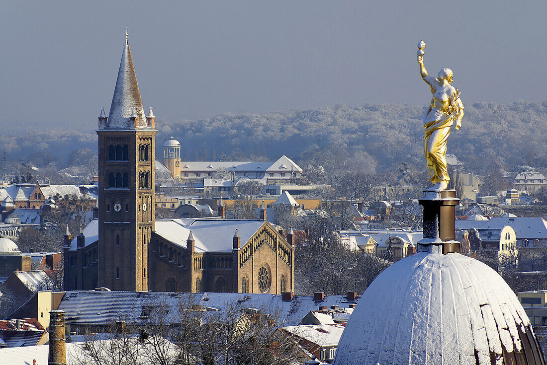 Blick auf schneebedeckte St. Peter und Paul Kirche, Potsdam, Brandenburg, Deutschland