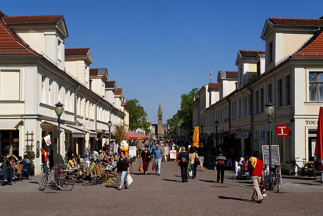 Blick entlang der Brandenburger Straße zur Peter und Paul Kirche, Potsdam, Brandenburg, Deutschland