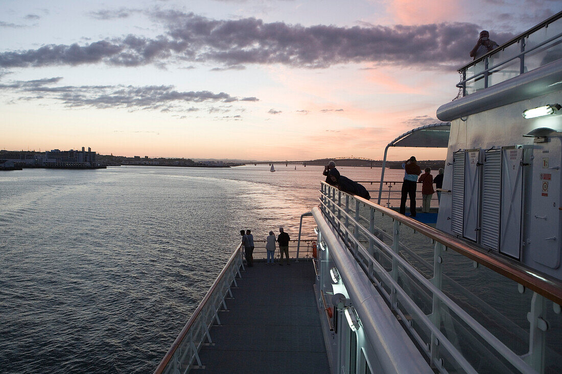 Menschen auf der MS Columbus im Hauraki Gulf bei Sonnenuntergang, Auckland, Nordinsel, Neuseeland, Ozeanien