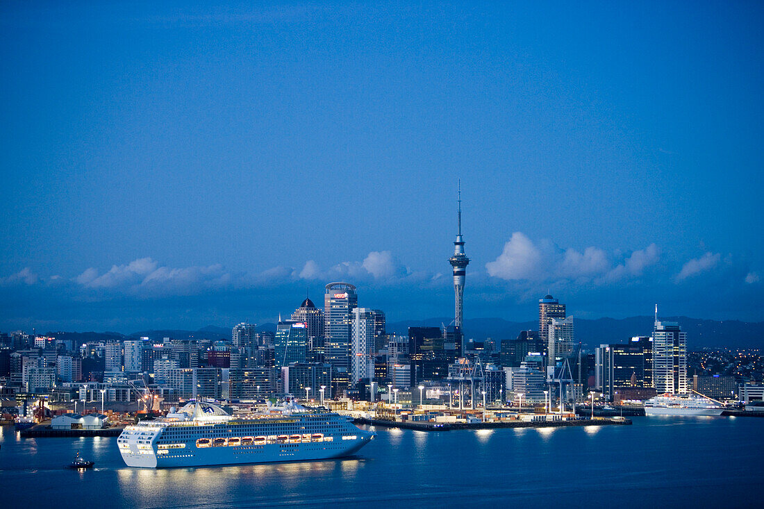 Hochhäuser in der Morgendämmerung mit den Kreuzfahrtschiffen Dawn Princess und MS Columbus, Auckland, Nordinsel, Neuseeland, Ozeanien
