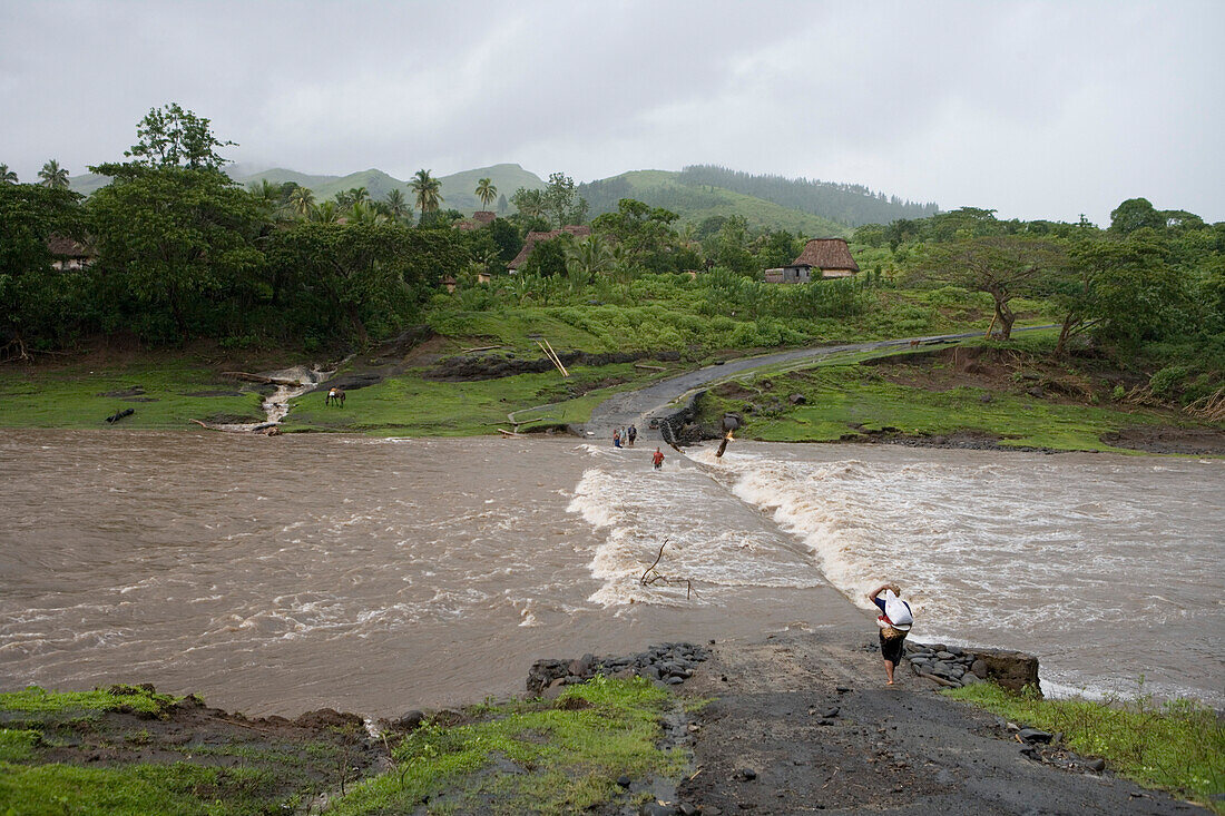 Fluss mit Hochwasser überflutet eine Strasse im Nausori Hochland, Navala, Viti Levu, Fidschi Inseln, Südsee, Ozeanien