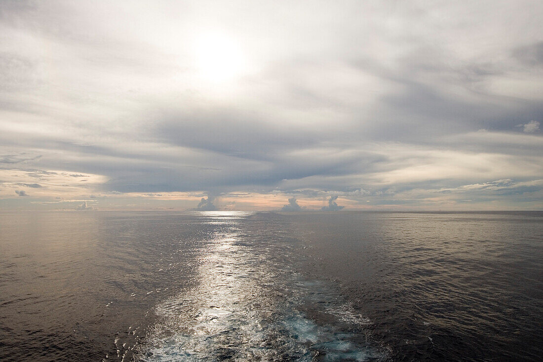 Blick auf das Kielwasser der MS Columbus und Wolken über dem Meer, Südsee, Ozeanien