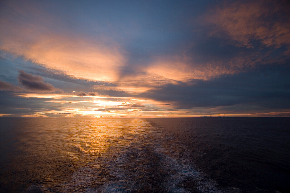 Blick auf den Sonnenuntergang über dem Meer vom Kreuzfahrtschiff MS Columbus, Südsee, Ozeanien