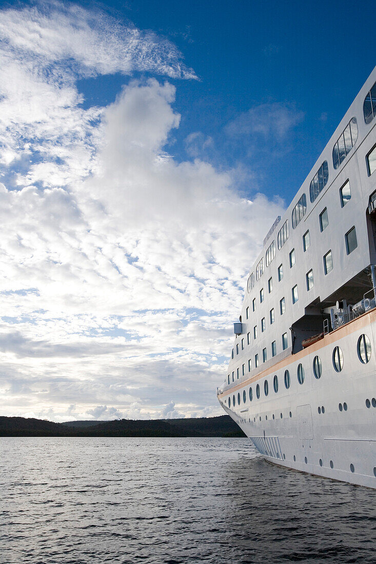 Kreuzfahrtschiff MS Columbus unter Wolkenhimmel, Vava'u Inselgruppe, Tonga, Südsee, Ozeanien