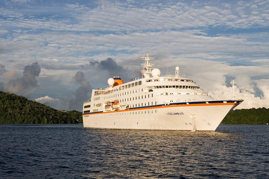 MS Columbus lichtet Anker im Licht der Abendsonne, Vava'u Inselgruppe, Tonga, Südsee, Ozeanien