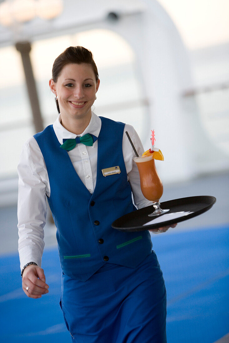 Lächelnde Stewardess auf der MS Columbus serviert Cocktail, Nuku'alofa, Tongatapu, Tonga, Südsee, Ozeanien