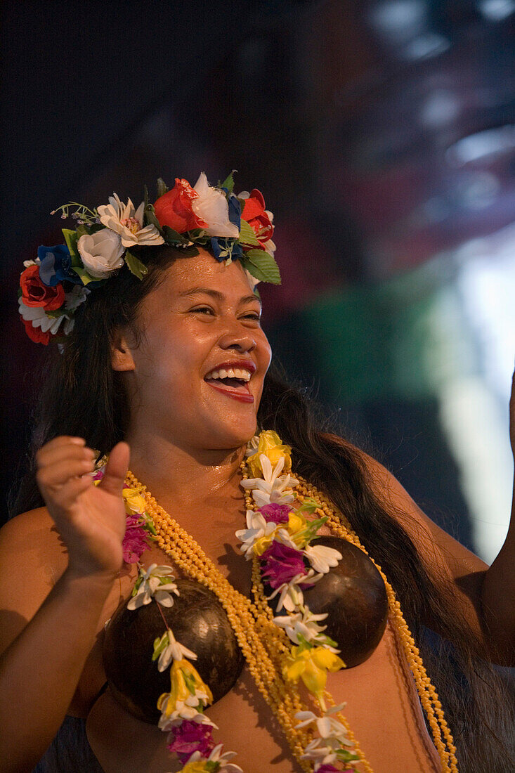 Fröhliche polynesische Tänzerin an Bord der MS Columbus, Aitutaki, Cook Inseln, Südsee, Ozeanien