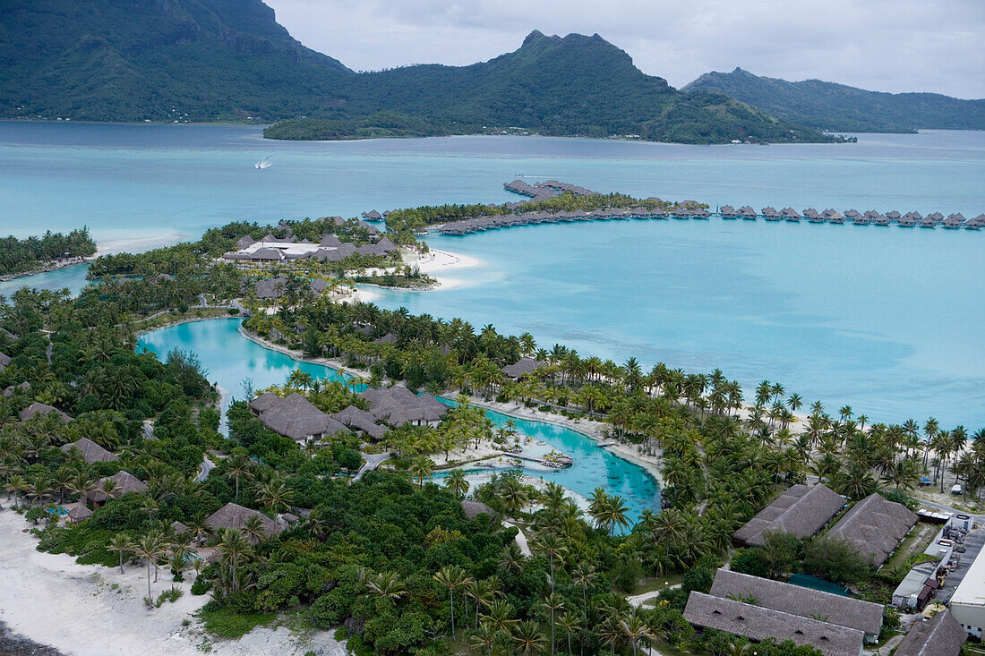 Luftaufnahme von Hotelanlage mit vielen Bungalows, Bora Bora, Gesellschaftsinseln, Französisch Polynesien, Südsee, Ozeanien