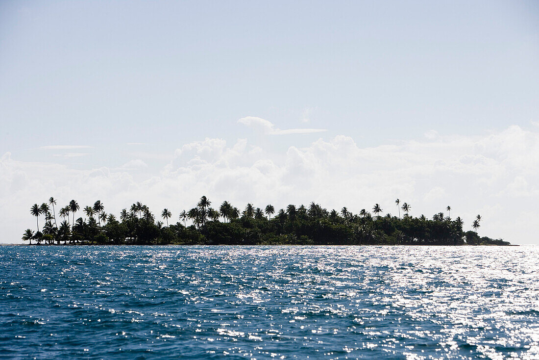 Motu Insel mit Palmen in der Raiatea Lagune, Raiatea, Gesellschaftsinseln, Französisch Polynesien, Südsee, Ozeanien