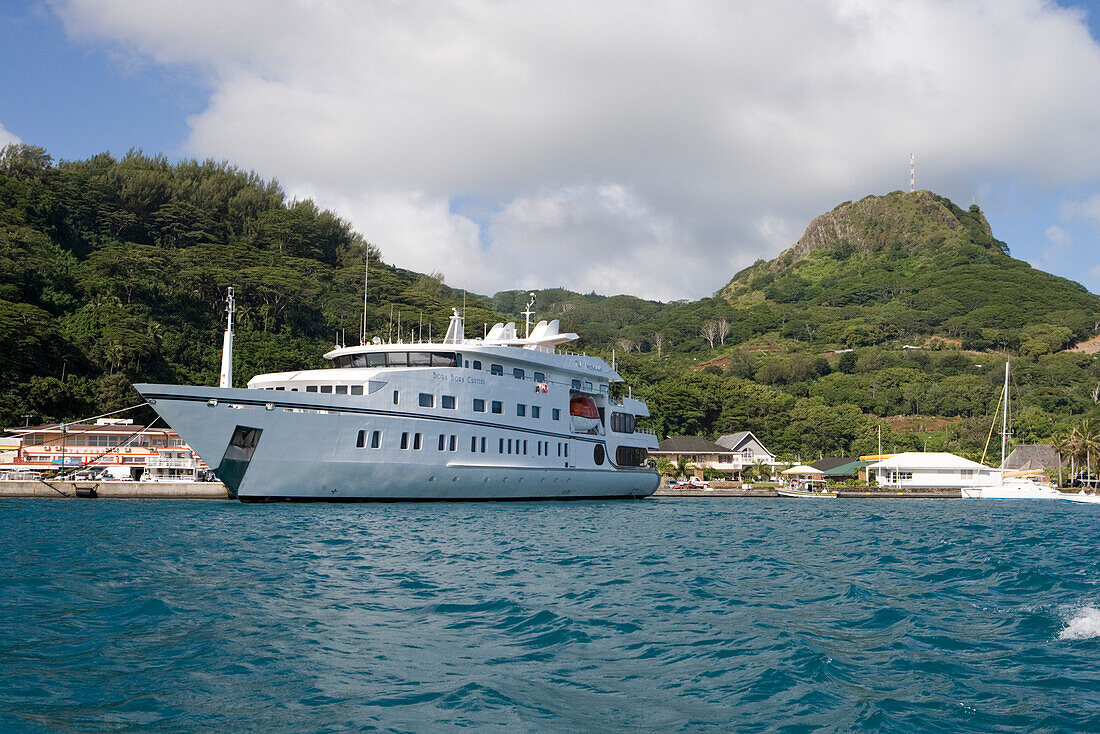 Kreuzfahrtschiff Tu Moana am Pier unter weissen Wolken, Raiatea, Gesellschaftsinseln, Französisch Polynesien, Südsee, Ozeanien