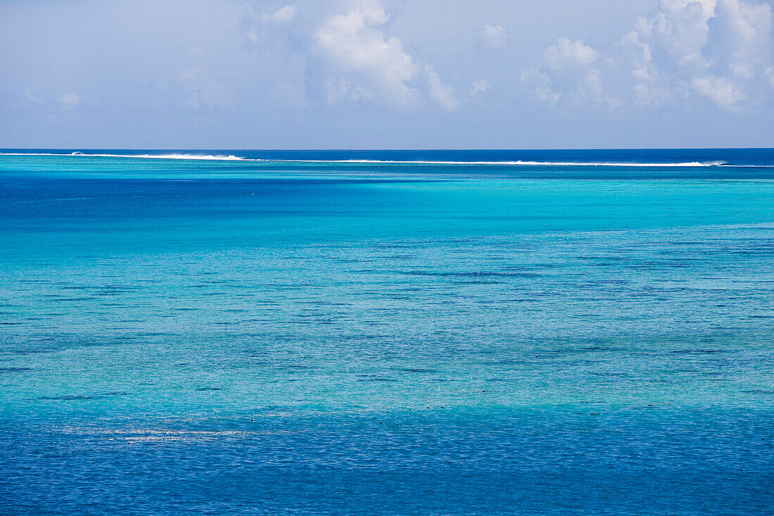 Türkisfarbenes Wasser und Riff in der Huahine Lagune, Huahine, Gesellschaftsinseln, Französisch Polynesien, Südsee, Ozeanien