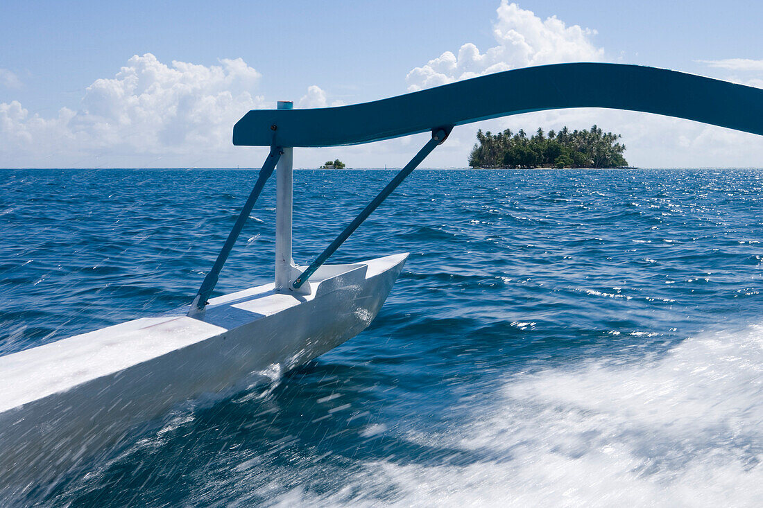 Bootsausflug im Kanu zu einer Motu Insel in der Raiatea Lagune, Raiatea, Gesellschaftsinseln, Französisch Polynesien, Südsee, Ozeanien