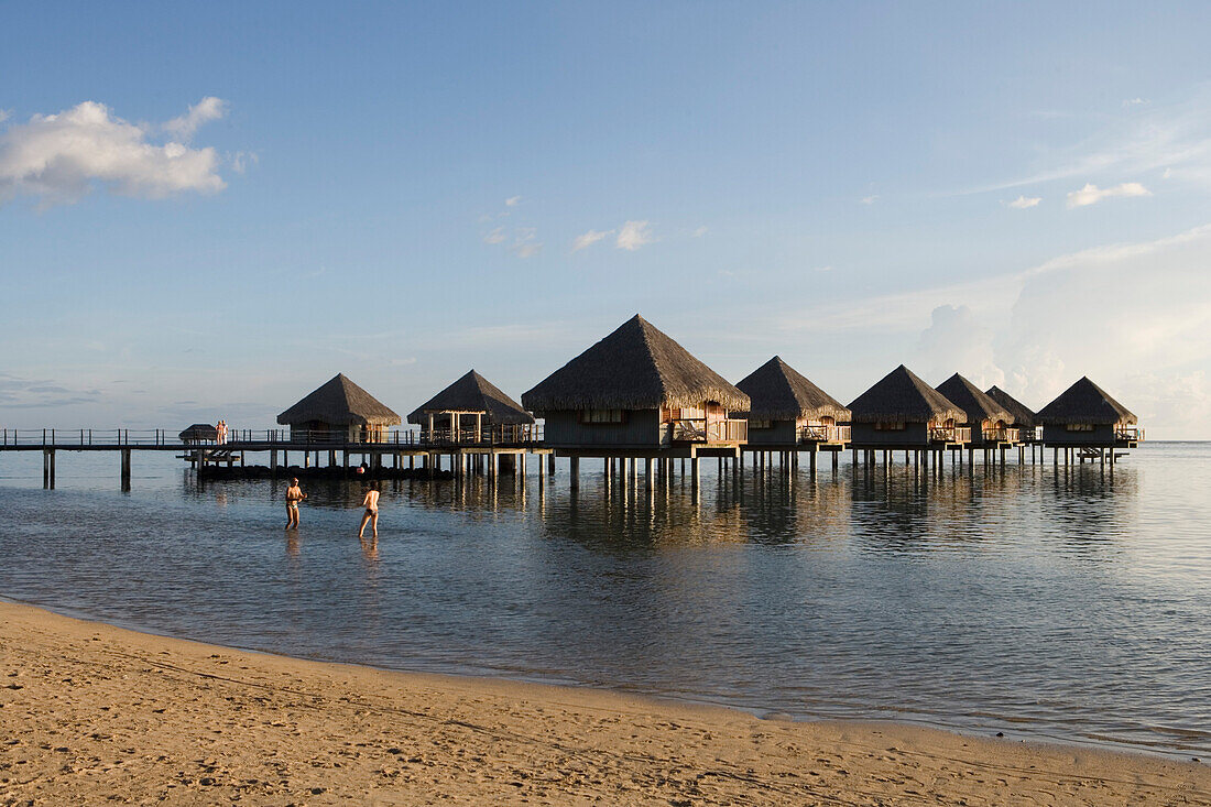 Strand und Bungalows im Le Meridien Tahiti Resort, Tahiti, Gesellschaftsinseln, Französisch Polynesien, Südsee, Ozeanien