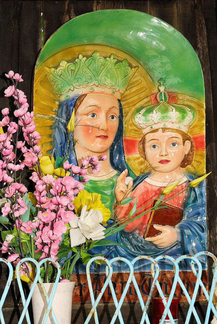 Bildstock mit Marienfigur und Jesus mit Kronen, mit Kunstblumen geschmückt, Mottarone, Stresa, Lago Maggiore, Piemont, Italien