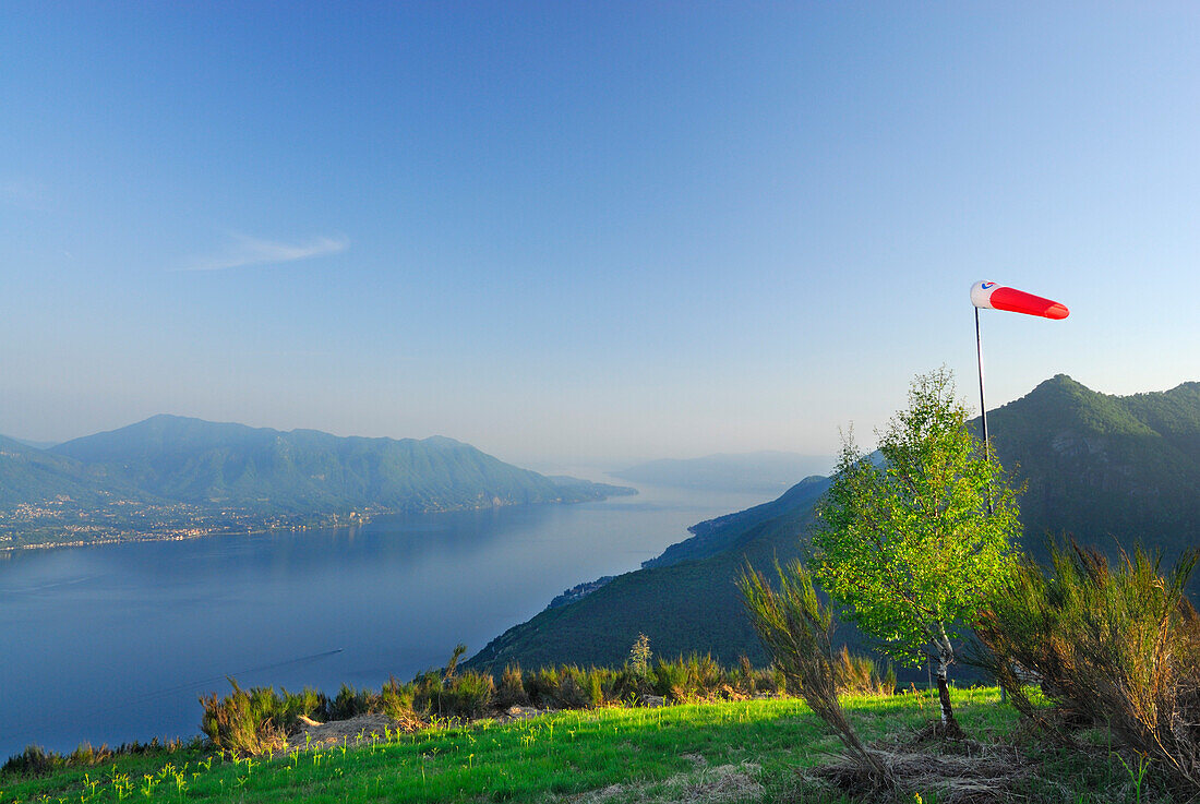 Windsack am Monte Carza mit Blick auf Lago Maggiore, Monte Carza, Cannero, Lago Maggiore, Piemont, Italien