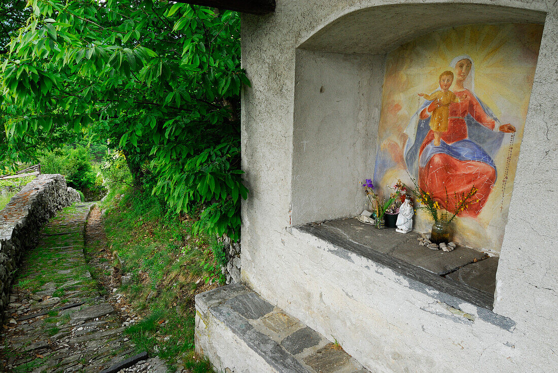 Steinplattenweg führt auf Kreuzwegstation mit Marienfigur und Jesuskind zu, Pila, Centovalli, Lago Maggiore, Tessin, Schweiz