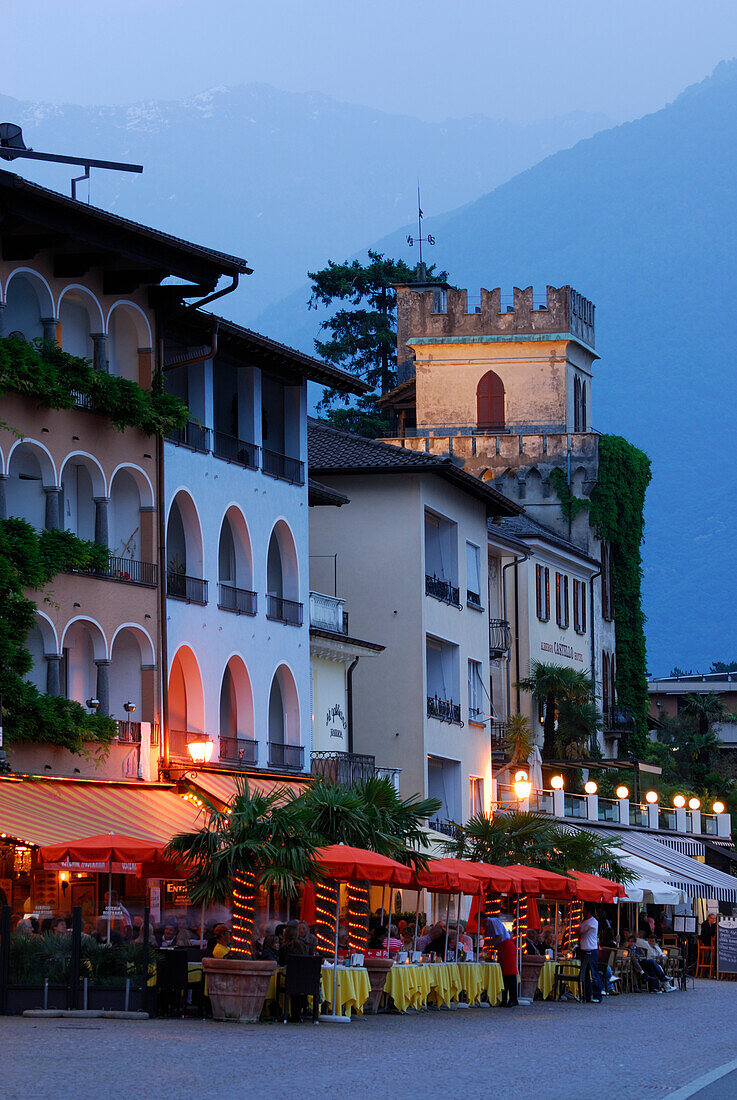 Restaurant an Strandpromenade von Ascona, beleuchtet, Ascona, Lago Maggiore, Tessin, Schweiz