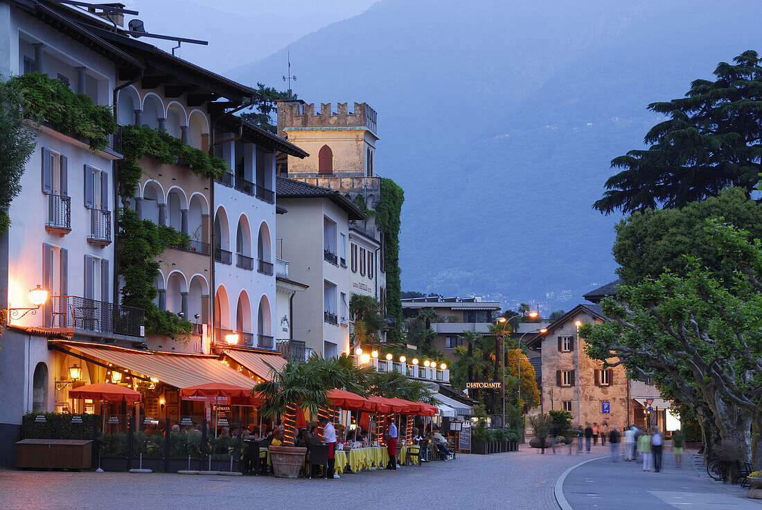 Restaurant an Strandpromenade von Ascona, beleuchtet, Ascona, Lago Maggiore, Tessin, Schweiz