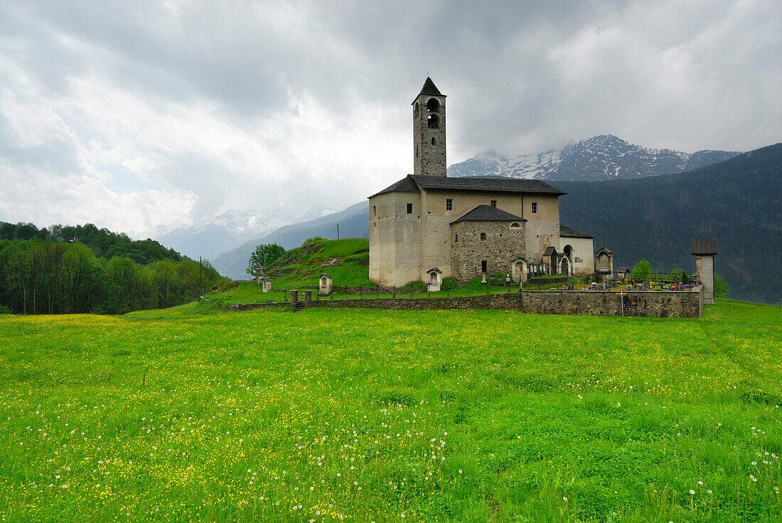 Kirche in Rossura in Blumenwiese, Valle Leventina, Tessin, Schweiz