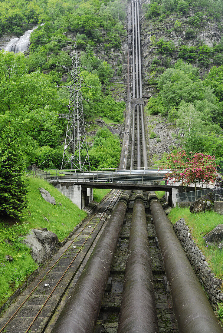 Drei Druckleitungen, Strommast und Wasserfall, Wasserkraftwerk bei Faido, Valle Leventina, Tessin, Schweiz