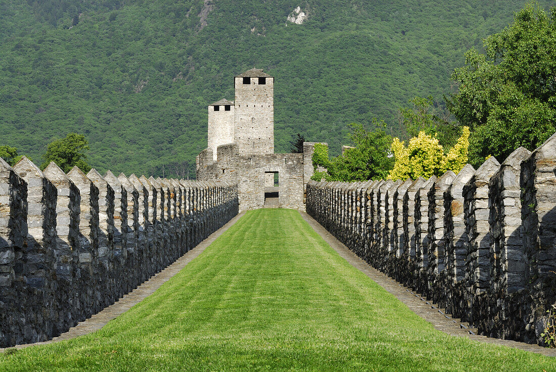 Burg Castelgrande mit Wehrmauer, Weißer Turm und Schwarzer Turm in UNESCO Weltkulturerbe Bellinzona, Bellinzona, Tessin, Schweiz