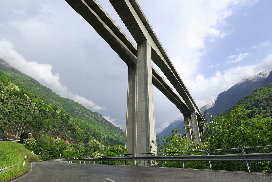Straße führt unter Autobahnbrücke hindurch, Gotthard Autobahn bei Giornico, Valle Leventina, Tessin, Schweiz