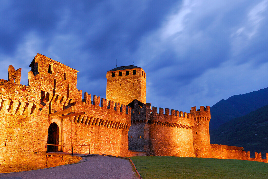 Beleuchtete Burg Castello di Montebello mit Zugbrücke in UNESCO Weltkulturerbe Bellinzona, Bellinzona, Tessin, Schweiz