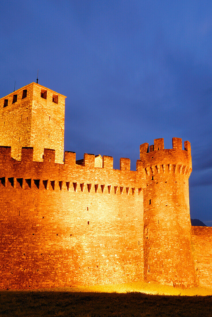 Beleuchtete Burg Castello di Montebello in UNESCO Weltkulturerbe Bellinzona, Bellinzona, Tessin, Schweiz