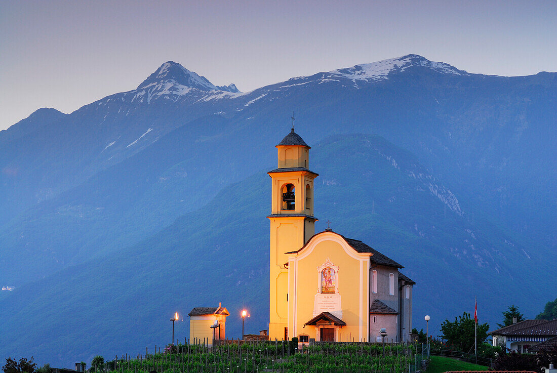 Kirche San Sebastiano, beleuchtet, in UNESCO Weltkulturerbe Bellinzona, Bellinzona, Tessin, Schweiz