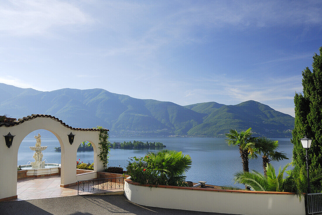 Hoteleingang mit Springbrunnen und Palmen am Lago Maggiore mit Isole di Brissago, Insel Brissago, Ronco sopra Ascona, Lago Maggiore, Tessin, Schweiz