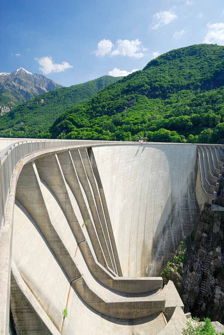 Staumauer Lago di Vogorno mit Piz di Vogorno, Wasserkraftwerk bei Gordola, Verzascatal, Valle Verzasca, Tessin, Schweiz