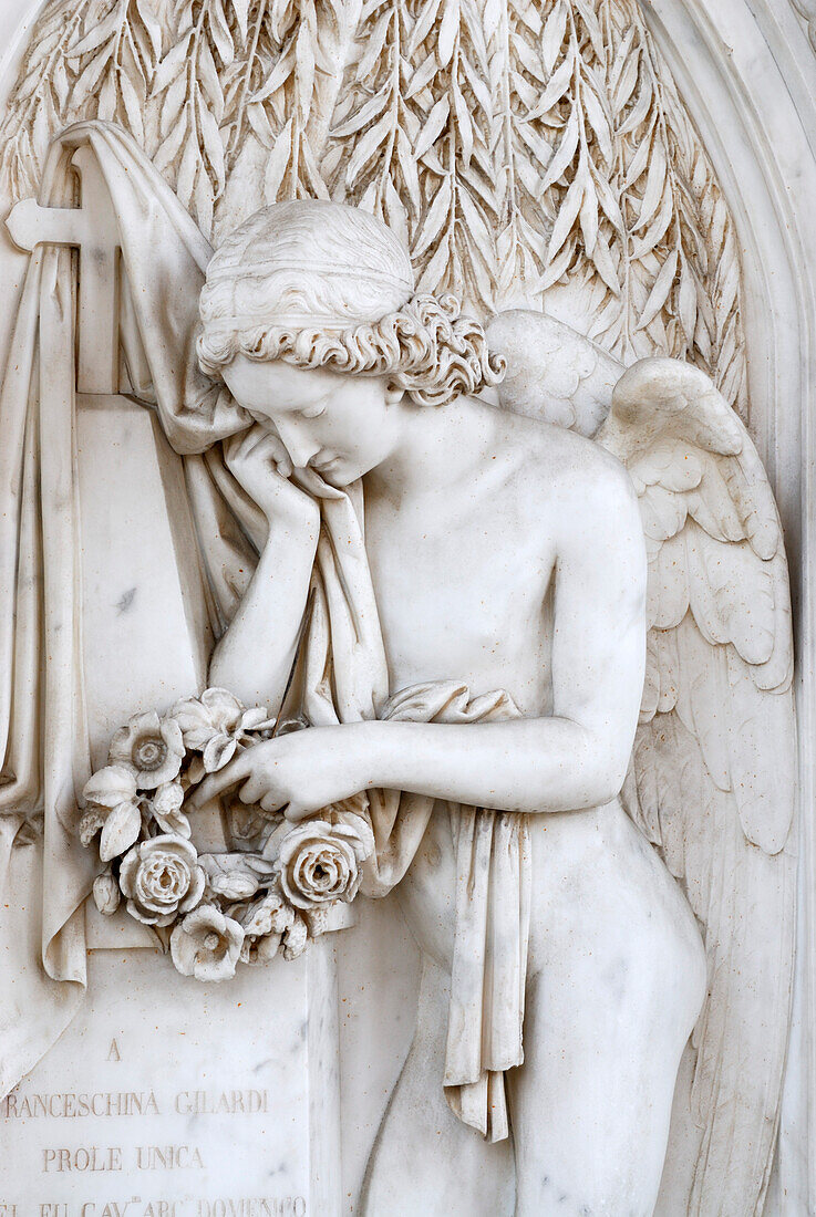 Engel aus Marmor mit Blumenkranz in der Hand, Friedhof San Abbondino bei Gentilino, Lugano, Tessin, Schweiz