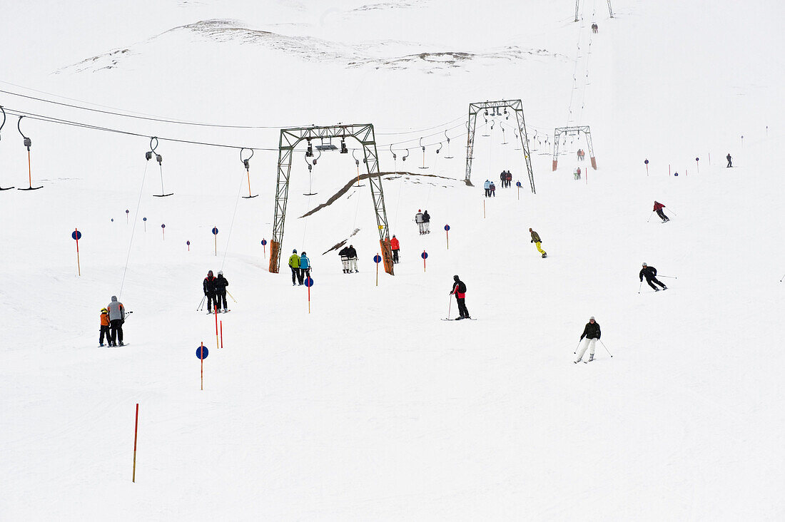 Skifahrer auf einer Piste mit Skilift, Hintertux, Tirol, Österreich