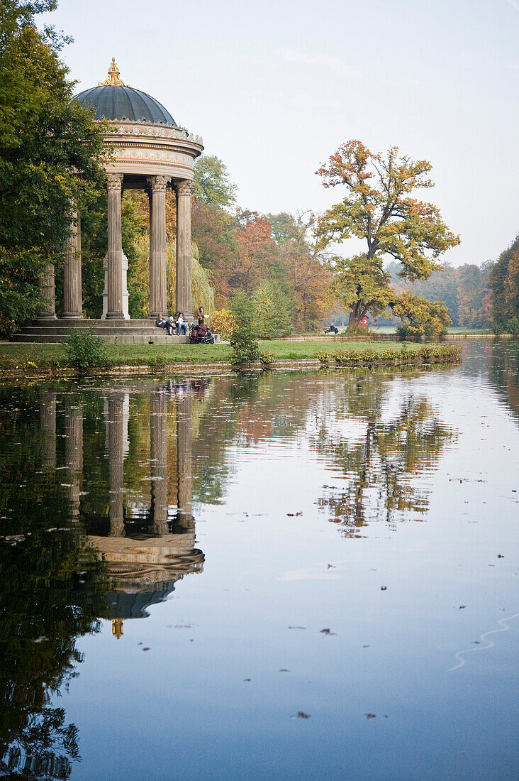 Apollotempel im Herbst, Schlosspark Nymphenburg, München, Bayern, Deutschland