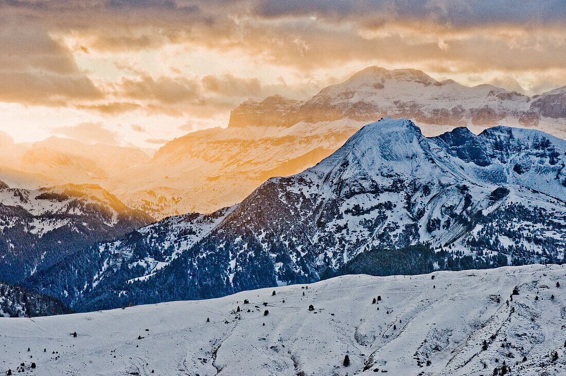 Schneebedeckte Dolomiten am Passo di Giau, Südtirol, Italien